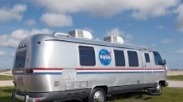 Astrovan w całej okazałości. Oczywiście w Centrum Kosmicznym im. Johna F. Kennedy’ego na Florydzie - zdjęcie 5